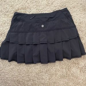 Lulu Lemon size 6 tennis skirt Black. Never worn